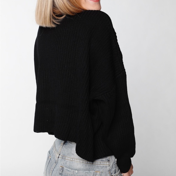 Black sweater - Picture 1 of 2